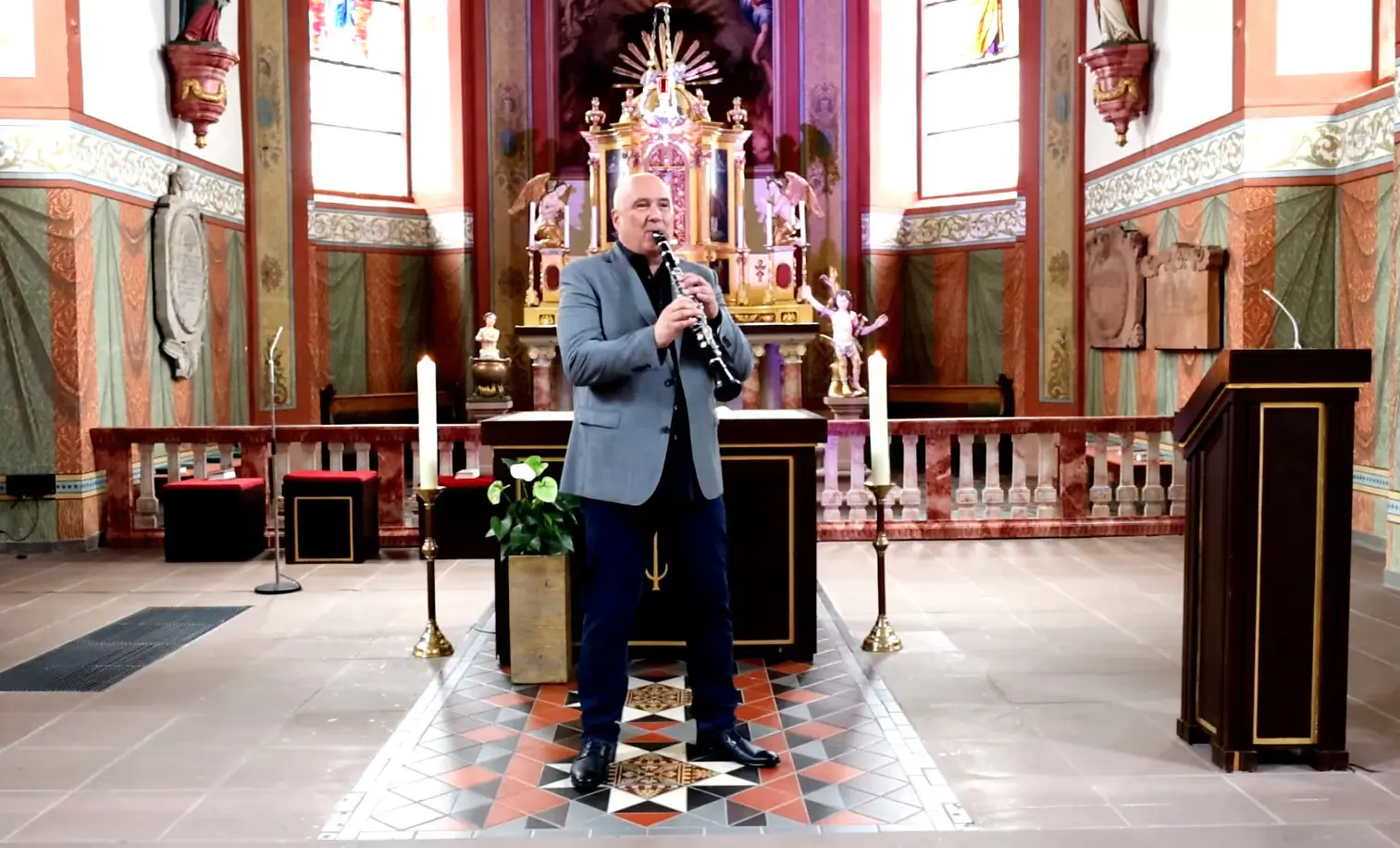 Chris VandenBerg spielt Klarinette in einer Kirche